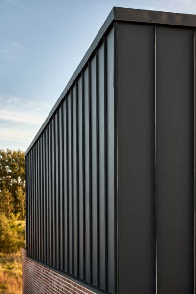 Historischer Wald bekommt einen Seerosen-Nachbarn mit Stahlprofilen verkleidet, Åkandehaven, Langedam 1, 3250 Græsted, Dänemark